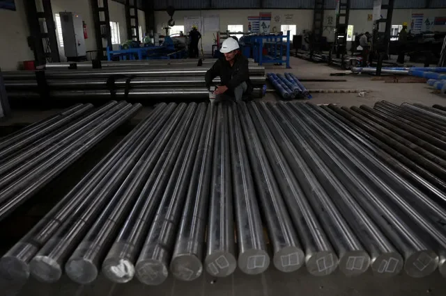 FOTO DE ARCHIVO: Un trabajador comprueba la densidad de barras de acero en una fábrica siderúrgica en las afueras de Ahmedabad, India, el 28 de enero de 2026.