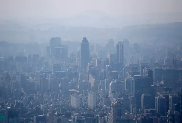 Đường chân trời trung tâm Seoul trong một ngày sương mù tại Seoul ngày 4 tháng 3 năm 2015. Ngân hàng trung ương Hàn Quốc đã bất ngờ cắt giảm lãi suất lần đầu tiên sau năm tháng vào thứ Năm, gia nhập hàng ngũ các nền kinh tế gần đây đã tận dụng lạm phát thấp hơn để nới lỏng chính sách tiền tệ nhằm thúc đẩy tăng trưởng trì trệ. Ảnh chụp ngày 4 tháng 3 năm 2015. REUTERS/Kim Hong-Ji (HÀN QUỐC -