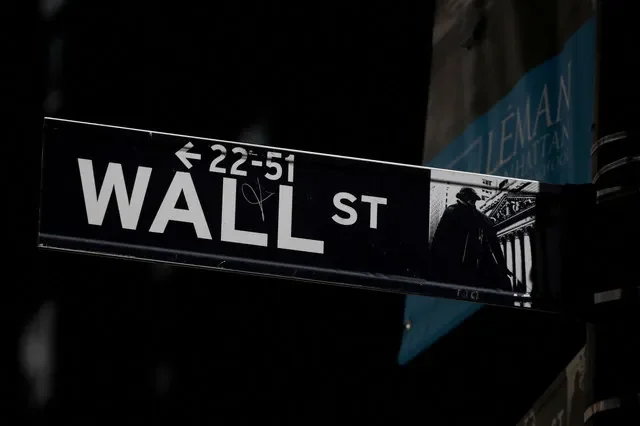FOTO DE ARCHIVO: Se observa un letrero de Wall St. cerca de la Bolsa de Nueva York (NYSE) en la ciudad de Nueva York, EE. UU., el 17 de septiembre de 2019. REUTERS/Brendan McDermid/Foto de archivo