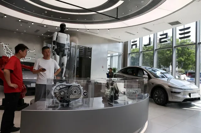 แฟ้มภาพ: พนักงานกำลังให้บริการลูกค้าภายในร้าน Tesla ที่ศูนย์การค้าแห่งหนึ่งในกรุงปักกิ่ง ประเทศจีน เมื่อวันที่ 12 พฤษภาคม 2026 REUTERS/ทิงซู่ หวัง/แฟ้มภาพ