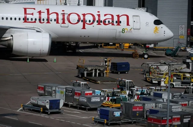 Un avión de Ethiopian Airlines en la pista del Aeropuerto de Mánchester en Mánchester, Gran Bretaña, el 30 de abril de 2026. REUTERS