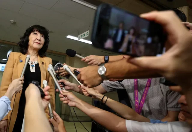 ภาพแฟ้ม: ซัตสึกิ คาตายามะ รัฐมนตรีว่าการกระทรวงการคลังญี่ปุ่น แถลงข่าวต่อสื่อมวลชนเกี่ยวกับการแทรกแซงตลาดปริวรรตเงินตราร่วมกันระหว่างสหรัฐฯ และญี่ปุ่น เมื่อเดินทางถึงกระทรวงการคลังในกรุงโตเกียว ประเทศญี่ปุ่น เมื่อวันที่ 3 สิงหาคม 2026 REUTERS/Issei Kato/ภาพแฟ้ม
