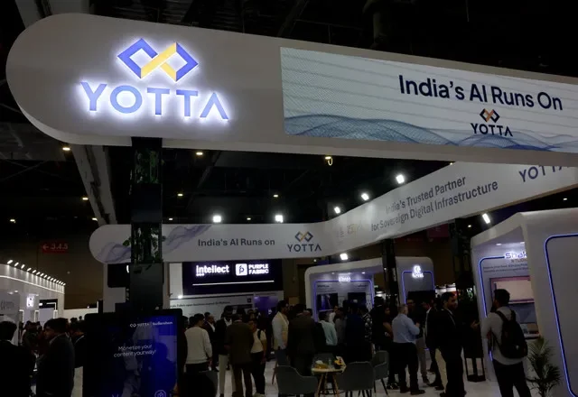 Los visitantes se encuentran en el quiosco de Yotta Data Services en Bharat Mandapam, una de las sedes de la Cumbre AI Impact, en Nueva Delhi, India, el 18 de febrero de 2026. REUTERS/Bhawika Chhabra