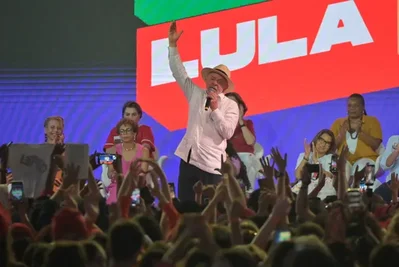 Lula e Bolsonaro empatados em pesquisa eleitoral no Brasil