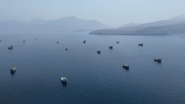 資料写真:2026年8月28日、オマーンのムサンダムから見たホルムズ海峡付近の船舶のドローン映像。ロイター/Stringer/資料写真