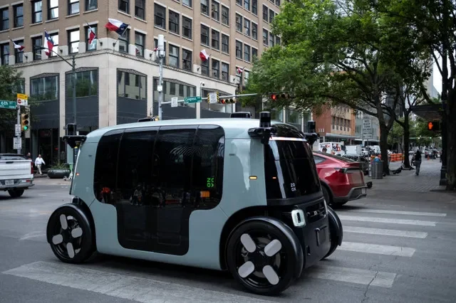 Một chiếc robotaxi của Zoox hoạt động trên đường phố trung tâm Austin, Texas, Hoa Kỳ vào ngày 31 tháng 3 năm 2026. REUTERS/Joel Angel Juarez