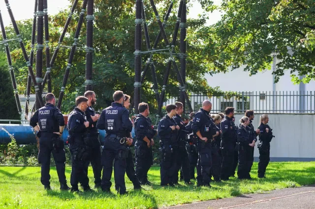 德國電網遭遇第二次蓄意破壞企圖後,德國警方在現場封鎖警戒,當地警方表示正在調查 2026 年 9 月 2 日德國貝格海姆一處變電所遭攻擊事件。REUTERS/蒂洛·施穆爾根