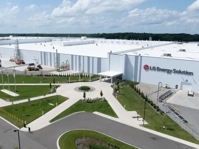 A LG Energy Solution inaugurou oficialmente sua fábrica de baterias de US$ 2,6 bilhões em Lansing com produtos e clientes diferentes dos inicialmente planejados quando a unidade seria de copropriedade e operada pela General Motors.