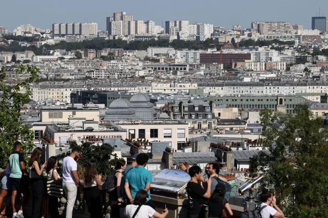Turistas se reúnen frente al Sacré-Cœur en Montmartre durante una ola de calor en París, Francia, el 12 de julio de 2026. REUTERS/Tom Nicholson