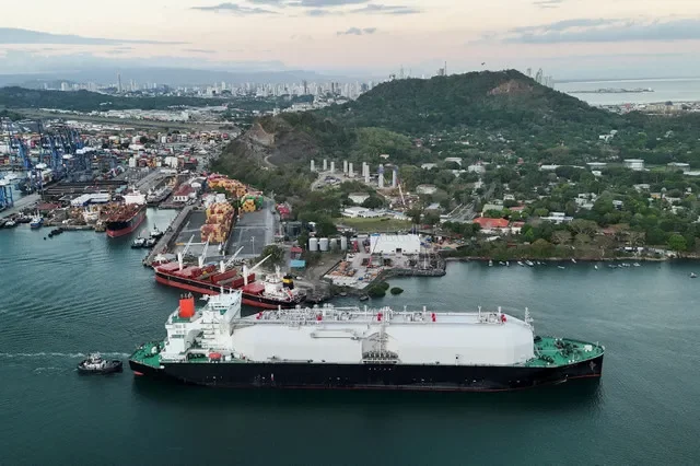 FOTO DE ARCHIVO: Una vista aérea con dron muestra al buque metanero de GNL Nohshu Maru, con bandera de Bahamas, navegando por el Canal de Panamá, en Ciudad de Panamá, Panamá, el 24 de marzo de 2026. REUTERS/Enea Lebrun/Foto de archivo/Foto de archivo