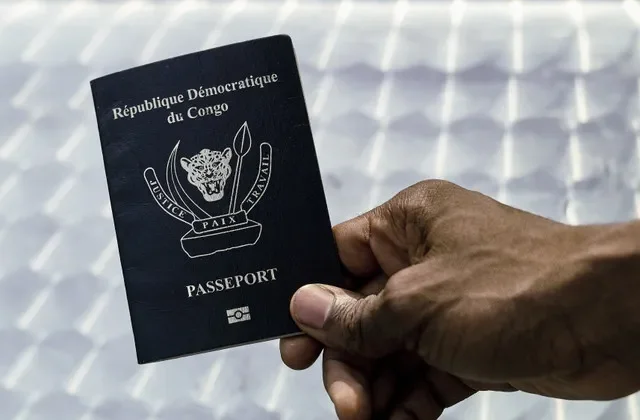 FOTO DE ARCHIVO: Un funcionario de inmigración muestra un pasaporte biométrico congoleño en Kinshasa, capital de la República Democrática del Congo, el 10 de febrero de 2017. REUTERS/Stringer/Foto de archivo