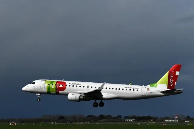 資料写真:アイルランド・ダブリンのダブリン空港を離陸するTAPポルトガル航空の航空機、2021年3月26日撮影。ロイター/Clodagh Kilcoyne/資料写真