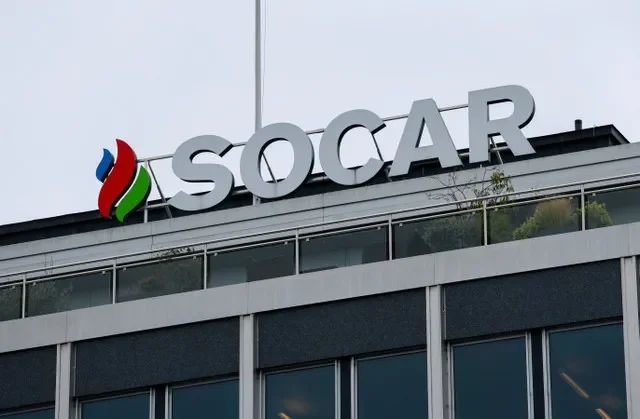 โลโก้ของ SOCAR บริษัทน้ำมันแห่งชาติอาเซอร์ไบจานบนอาคารแห่งหนึ่งในนครเจนีวา สวิตเซอร์แลนด์ วันที่ 18 มีนาคม 2026 REUTERS/Denis Balibouse