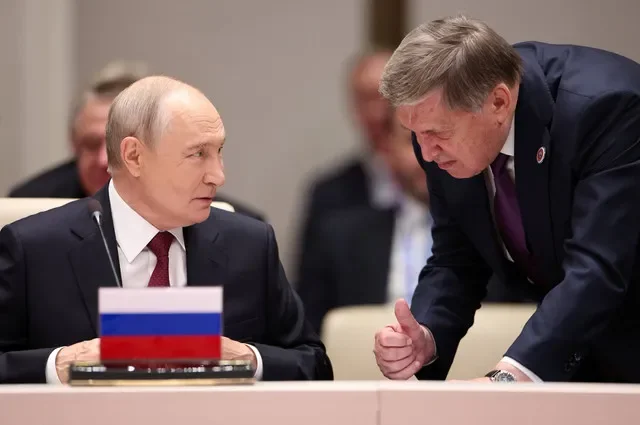 Tổng thống Nga Vladimir Putin trao đổi với trợ lý Yury Ushakov trước phiên họp của hội nghị thượng đỉnh Tổ chức Hợp tác Thượng Hải (SCO) tại Bishkek, Kyrgyzstan, ngày 1 tháng 9 năm 2026. Sputnik/Petr Kovalev/Pool qua REUTERS