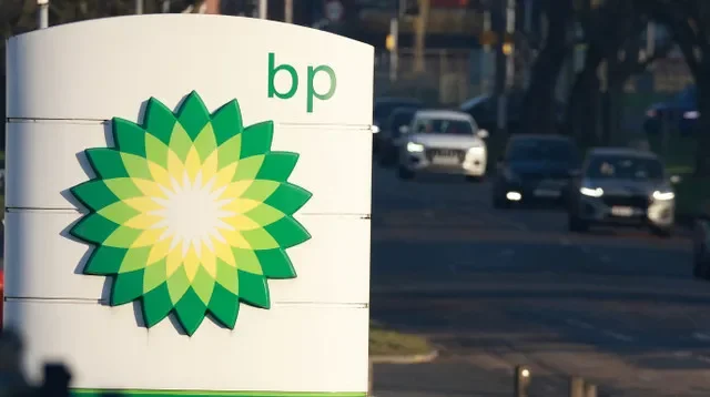資料照片:2023年2月7日,車輛行經英國利物浦的一處 BP 加油站。路透社/Phil Noble/資料照片