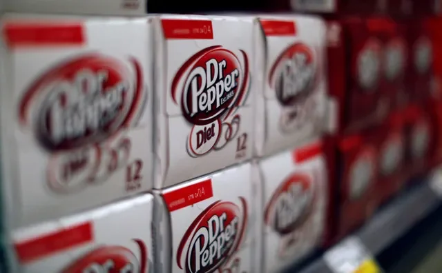 Latas de refrigerante Dr Pepper à venda em uma mercearia em Pasadena, Califórnia, EUA, em 14 de fevereiro de 2018. REUTERS/Mario Anzuoni/