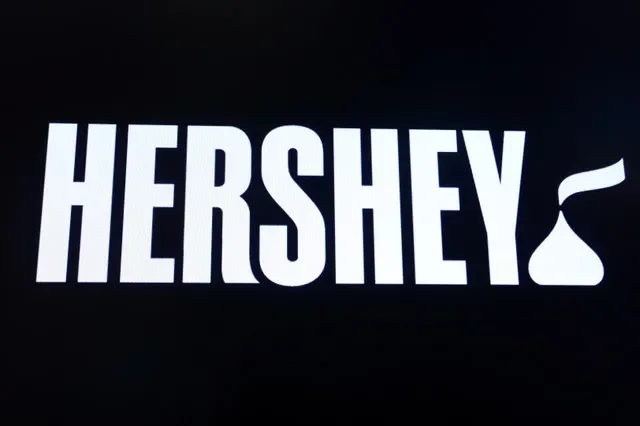 شعار شركة Hershey Co. معروض على شاشة في قاعة التداول ببورصة نيويورك (NYSE) في نيويورك، الولايات المتحدة، 4 مارس 2019. REUTERS/بريندان ماكديرميد