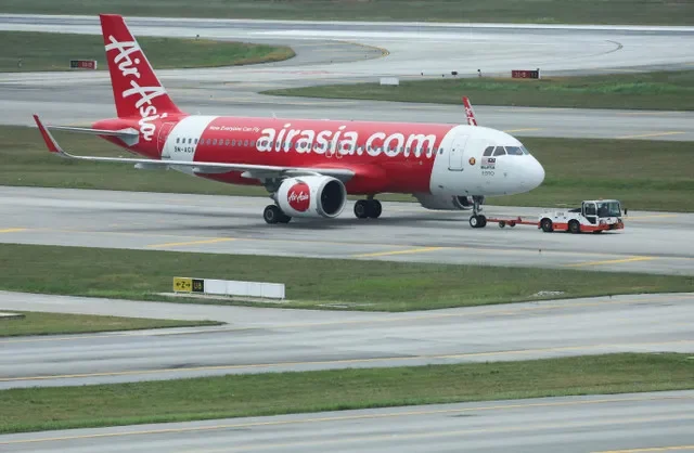 صورة من الأرشيف: طائرة تابعة لشركة AirAsia، وهي شركة طيران تابعة لـ Capital A، على مدرج المبنى 2 في مطار كوالالمبور الدولي (KLIA2) في سيبانغ، ماليزيا، 26 فبراير 2024. رويترز/حسنور حسين/صورة من الأرشيف