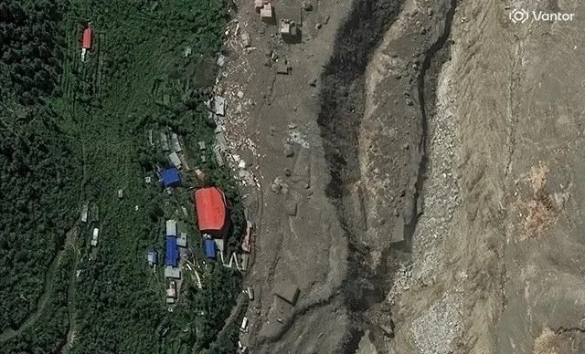 Uma imagem de satélite mostra uma vista aproximada dos edifícios e estradas remanescentes após inundações repentinas e um deslizamento de terra, em Timure, Nepal, em 28 de agosto de 2026. Vantor/Handout via REUTERS