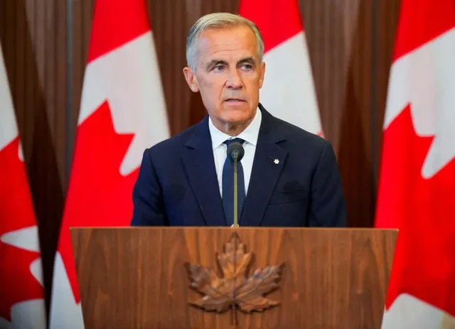 FOTO DE ARCHIVO: El primer ministro de Canadá, Mark Carney, habla con los medios de comunicación tras suspender las negociaciones comerciales con Estados Unidos, en Ottawa, Ontario, Canadá, el 22 de agosto de 2026.