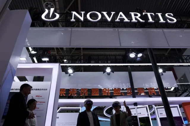 ผู้คนสวมแว่น VR ที่บูธของ Novartis ระหว่างงานแสดงสินค้าห่วงโซ่อุปทานนานาชาติแห่งประเทศจีน (CISCE) ในกรุงปักกิ่ง ประเทศจีน เมื่อวันที่ 22 มิถุนายน 2026 REUTERS/Florence Lo
