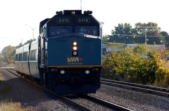 ẢNH TƯ LIỆU: Một đoàn tàu VIA Rail đến ga tại Ottawa, Ontario, Canada vào ngày 6 tháng 10 năm 2021. REUTERS/Patrick Doyle/Ảnh tư liệu