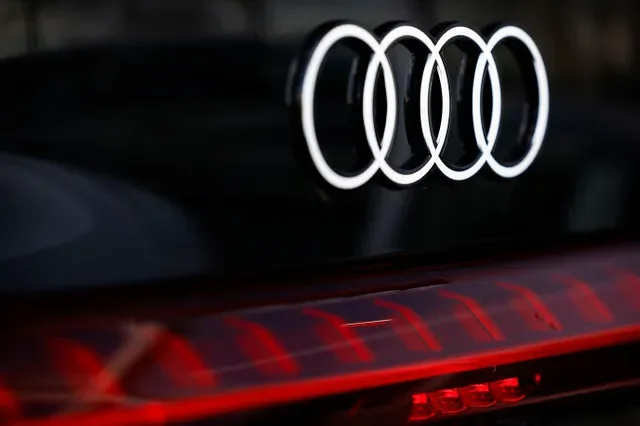 Um logotipo da Audi é visto do lado de fora de uma concessionária de veículos em Nimegue, Países Baixos, em 26 de fevereiro de 2025. REUTERS/Piroschka van de Wouw