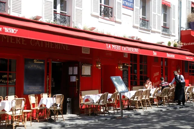 Um garçom aguarda clientes no La Mère Catherine, Place du Tertre em Montmartre, Paris, França, em 2 de junho de 2020. REUTERS/Charles Platiau