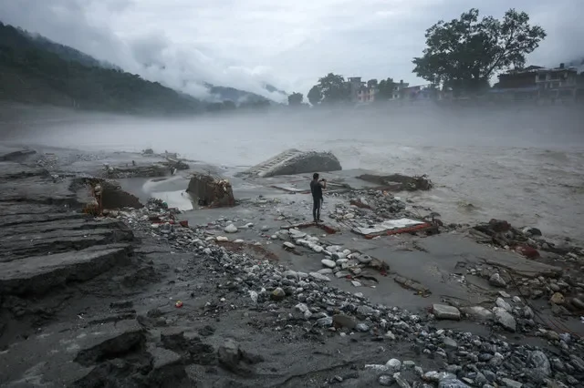 Un hombre toma fotografías en una zona devastada cerca del río Trishuli, tras las mortales inundaciones repentinas y un deslave, en Devighat, distrito de Nuwakot, Nepal, el 4 de septiembre de 2026. REUTERS/Athit Perawongmetha TPX IMAGES OF THE DAY