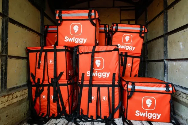 صورة من الأرشيف: حقائب توصيل Swiggy مخزنة داخل شاحنة في مومباي، الهند، 14 أكتوبر 2024. رويترز/فرانسيس ماسكارينهاس/صورة من الأرشيف