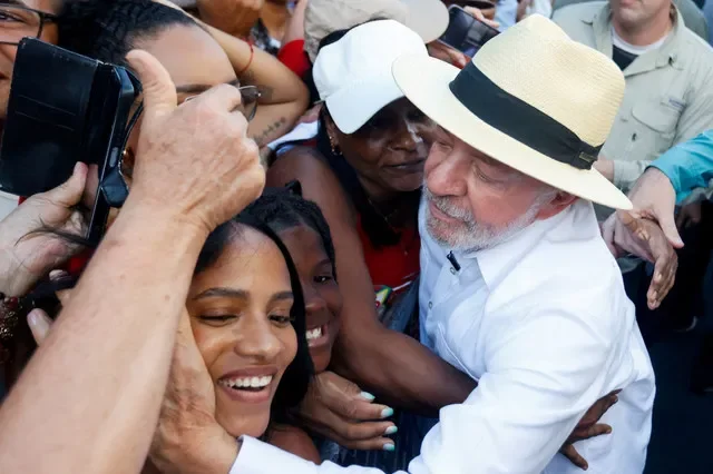 FILE PHOTO: Brazilian President Luiz Inacio Lula da Silva greets supporters during a reelection campaign rally in Salvador, Brazil, August 28, 2026. REUTERS/Rafael Martins/File Photo