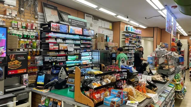 صورة أرشيفية: منظر عام لقسم التبغ في متجر 7-Eleven في مانهاتن، بمدينة نيويورك، الولايات المتحدة، 1 أكتوبر 2024. رويترز/جيسيكا دي نابولي/صورة أرشيفية