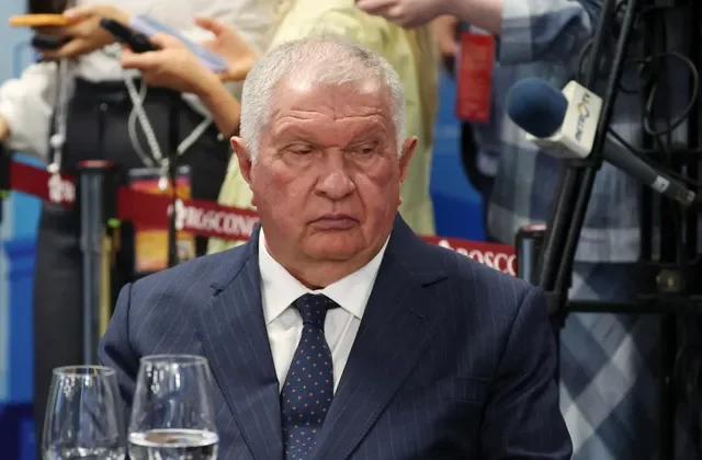 Igor Sechin, CEO da petroleira russa Rosneft, participa de uma reunião do presidente russo Vladimir Putin com o presidente indonésio Prabowo Subianto à margem do Fórum Econômico Oriental em Vladivostok, Rússia, em 3 de setembro de 2026. Sputnik/Vyacheslav Prokofyev/Pool via REUTERS