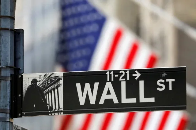 資料写真:2021年7月19日、米ニューヨーク州ニューヨーク市のニューヨーク証券取引所(NYSE)外にあるウォール街の道路標識。ロイター/アンドリュー・ケリー/資料写真