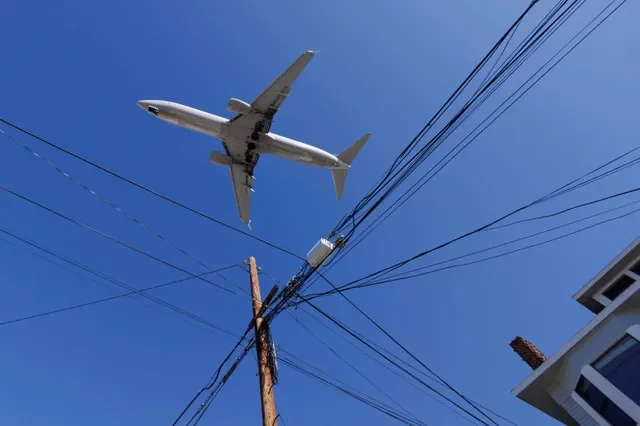 Un avión comercial se aproxima para aterrizar en el Aeropuerto Internacional de San Diego mientras las empresas de telecomunicaciones de EE. UU., las aerolíneas y la Administración Federal de Aviación continúan debatiendo el impacto potencial de los servicios inalámbricos 5G en la electrónica de las aeronaves en San Diego, California, EE. UU., el 6 de enero de 2022. REUTERS/Mike Blake