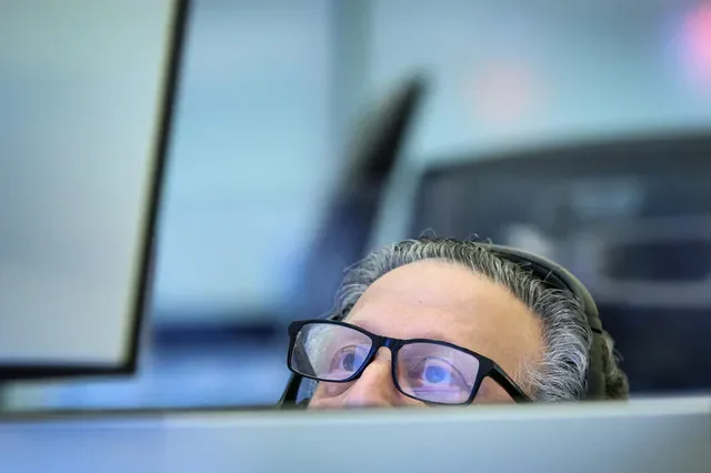 Un operador de futuros y opciones trabaja en el parqué de NYSE American (AMEX) de la Bolsa de Nueva York en la ciudad de Nueva York, Estados Unidos, el 17 de agosto de 2026. REUTERS/Brendan McDermid