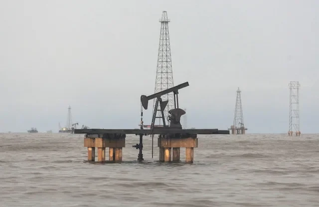 FILE PHOTO: An oil rig is seen on Lake Maracaibo, in Cabinas, Venezuela October 14, 2022. REUTERS/Issac Urrutia/File Photo