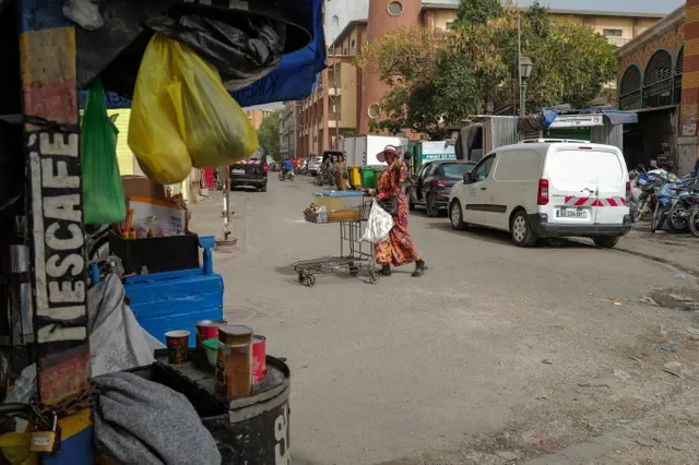 ẢNH TƯ LIỆU: Một người bán hàng rong đẩy xe gần chợ Kermel ở trung tâm Dakar, Senegal, ngày 21 tháng 5 năm 2025. REUTERS/Zohra Bensemra/Ảnh tư liệu