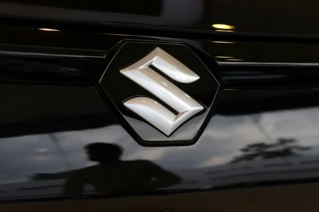 FOTO DE ARQUIVO: O logotipo da Maruti Suzuki em um SUV e Vitara estacionado dentro de uma concessionária em Ahmedabad, Índia, em 9 de julho de 2026.
