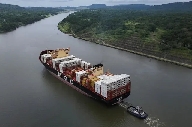 مشهد جوي بطائرة مسيرة لسفينة الحاويات "MSC LEILA" من فئة نيوباناماكس والتي ترفع علم ليبيريا أثناء عبورها قناة بنما، في ظل تأثير قلة الأمطار المرتبطة بظاهرة النينيو على مستويات المياه، في غامبوا، بنما، 30 أغسطس 2026. REUTERS/Enea Lebrun
