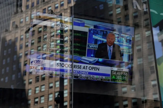 FOTO DE ARQUIVO: Uma tela exibe informações de negociação enquanto os principais índices de Wall Street abriram em alta na quarta-feira, do lado de fora da sede da Nasdaq Market na cidade de Nova York, 5 de agosto de 2026. REUTERS/Shannon Stapleton