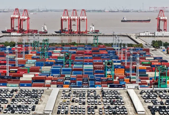 ẢNH TƯ LIỆU: Góc nhìn từ thiết bị bay không người lái cho thấy các xe điện (EV) phục vụ xuất khẩu và các container tại một cảng ở Thượng Hải, Trung Quốc vào ngày 13 tháng 4 năm 2025. China Daily qua REUTERS/Ảnh tư liệu