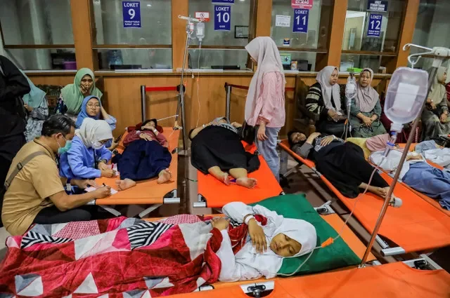 Estudantes descansam enquanto recebem tratamento para intoxicação alimentar no hospital geral regional após consumirem refeições escolares gratuitas financiadas pelo governo em Sidoarjo, província de Java Oriental, Indonésia, em 2 de setembro de 2026. REUTERS/Suryanto
