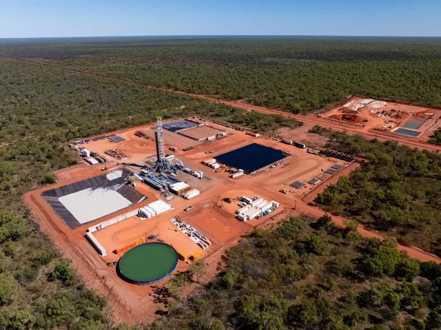 منظر جوي بطائرة مسيرة لموقع حفر شيناندواه التابع لشركة Tamboran Resources في حوض بيتالو بالإقليم الشمالي، أستراليا، 14 يوليو 2026. Tamboran Resources/صورة عبر REUTERS