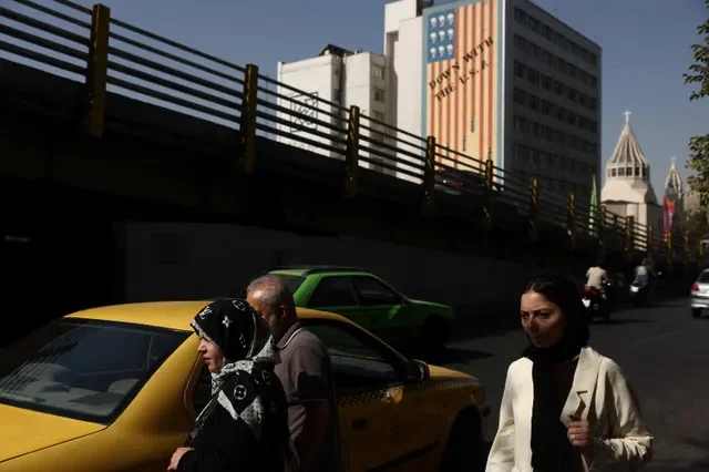 Pessoas caminham perto de um mural anti-EUA em Teerã, Irã, em 2 de setembro de 2026. Majid Asgaripour/WANA (Agência de Notícias da Ásia Ocidental) via REUTERS