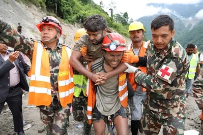 Dois homens sobrevivem nove dias em túnel inundado no Nepal