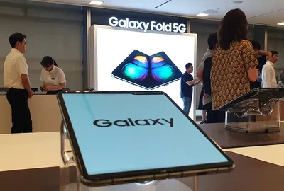 預計Apple將推出其首款摺疊屏幕手機，進軍由Samsung和Huawei主導的市場。分析師預測，儘管行業仍面臨挑戰，該裝置將加速全球摺疊屏幕智能手機的普及。