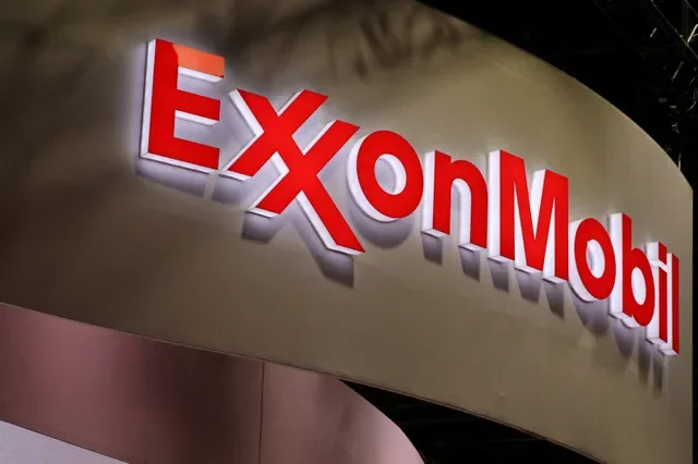 صورة أرشيفية: شعار شركة النفط والغاز الأمريكية متعددة الجنسيات ExxonMobil خلال معرض الطاقة LNG 2023 في فانكوفر، كولومبيا البريطانية، كندا، في 12 يوليو 2023. رويترز/كريس هيلغرين