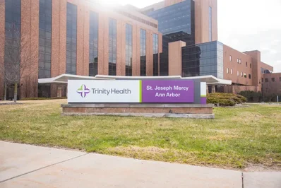 Trinity Health 計劃在將 IT 服務外判的同時，削減其密歇根州總部的 557 個科技職位。裁員定於 10 月下旬至 11 月期間進行。一家律師事務所正調查其是否涉嫌違反聯邦《工人調整和再培訓通知法》的通知規定。