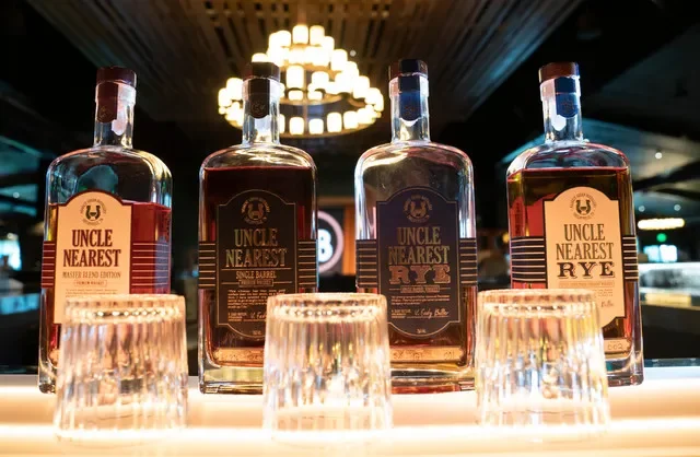 ขวดวิสกี้ Uncle Nearest วางเรียงบนเคาน์เตอร์บาร์ยาว 518 ฟุต ณ บาร์และร้านอาหาร Humble Baron แห่งใหม่ที่ Nearest Green Distillery ในเมืองเชลบีวิลล์ รัฐเทนเนสซี เมื่อวันที่ 13 มีนาคม 2023